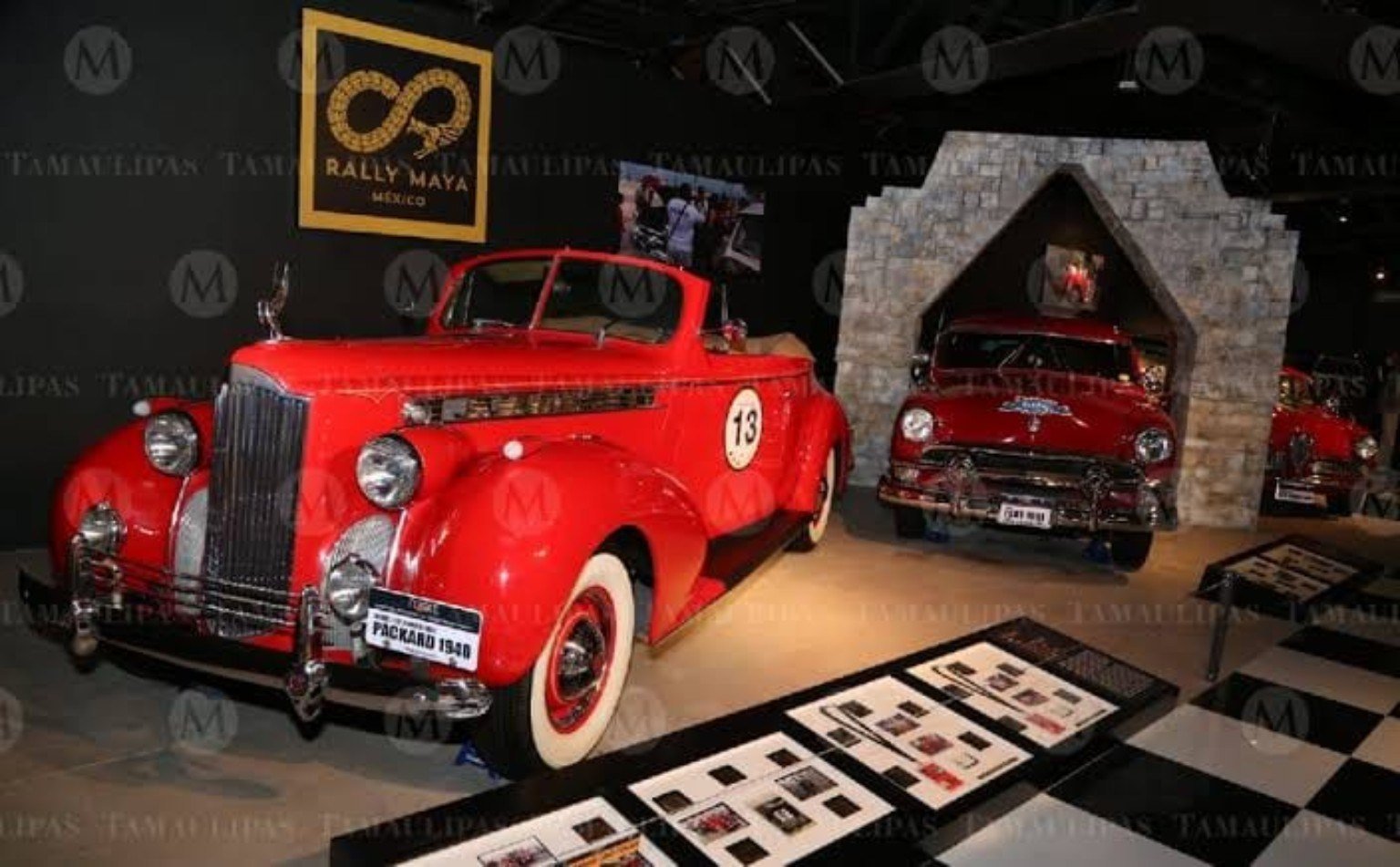 Auto clásico rojo en exposición