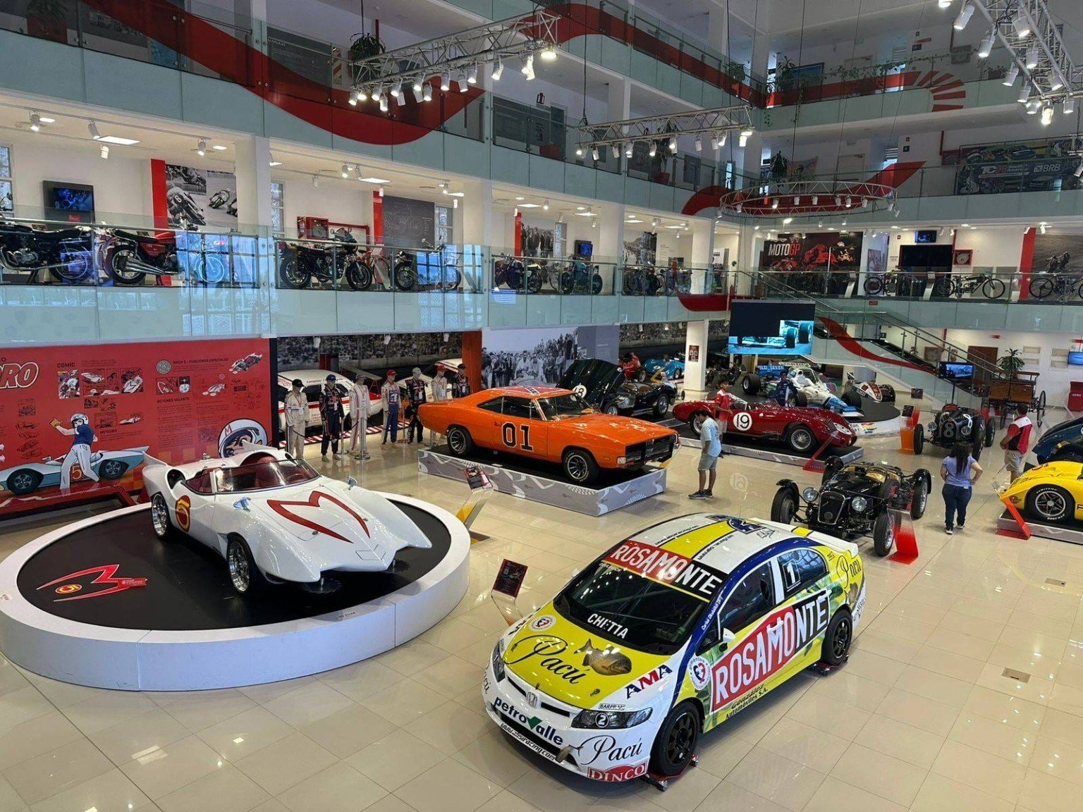 Exhibición de autos y motocicletas en el museo