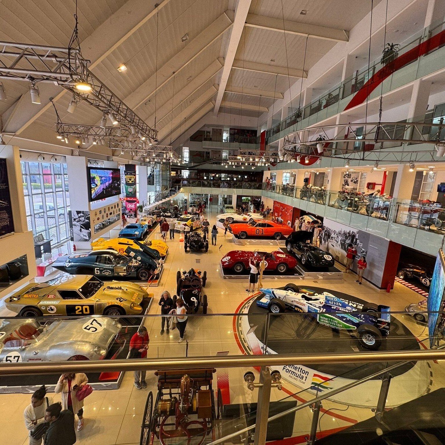 Interior del museo con vehículos históricos